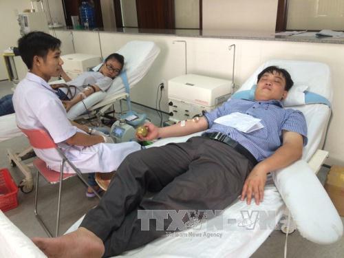 Thạc sĩ, bác sĩ Nguyễn Thanh Xuân tham gia hiến máu nhân đạo.